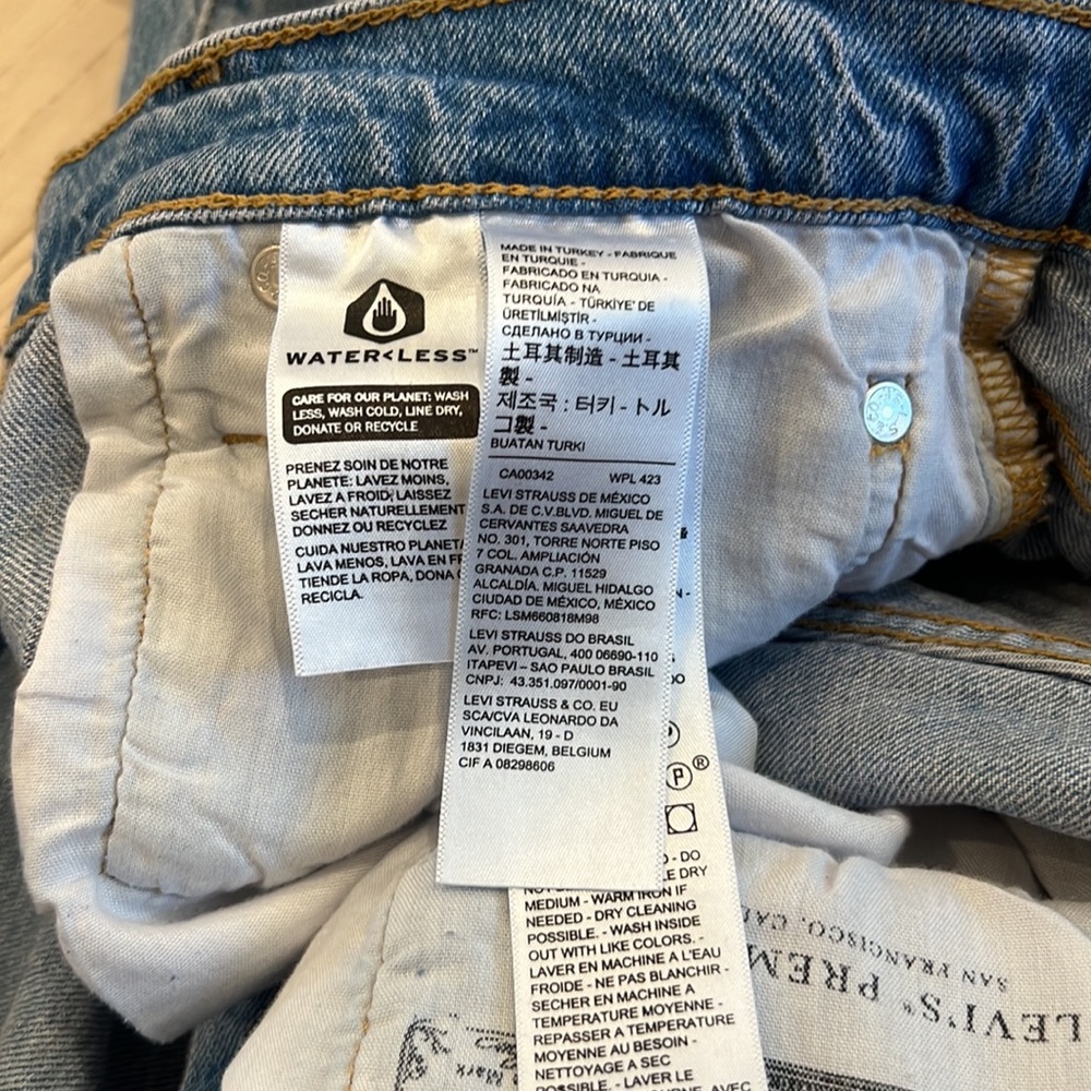 Levi’s 501 Button Fly Frayed Denim Shorts in Size 25 - Picture 7 of 12